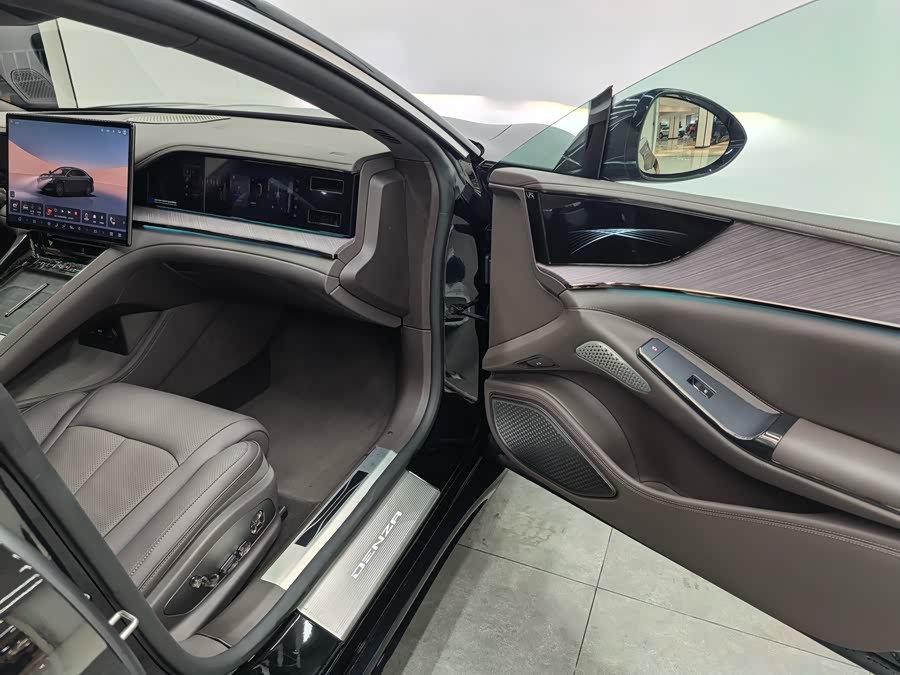 Denza Z9 2024 car image #8