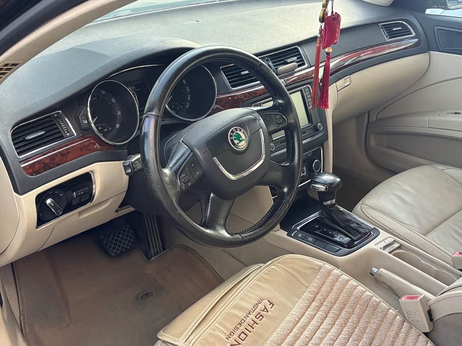 Skoda Superb 2010 car image #8