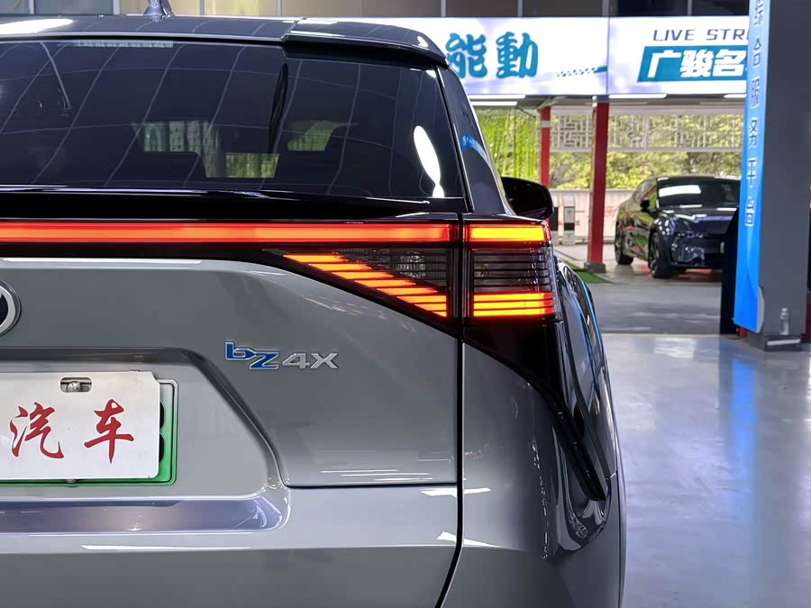 Toyota bZ4X 2023 immagine di auto #8