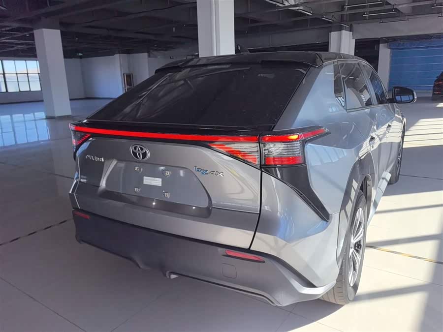 Toyota bZ4X 2022 immagine di auto #8