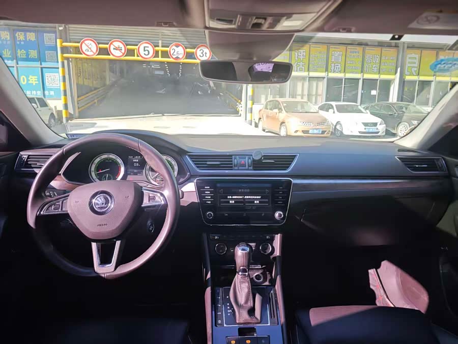 Skoda Superb 2017 car image #8