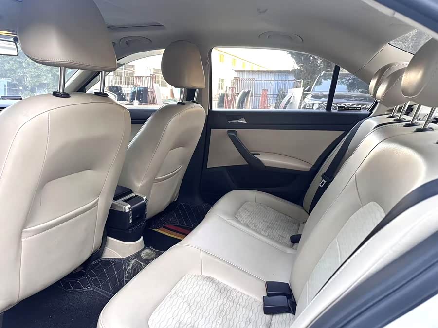 Skoda Rapid 2017 car image #8