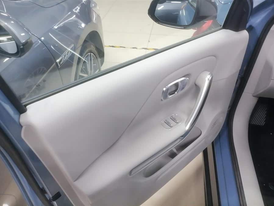 零跑汽车 零跑B01 2025 汽车图片 #8