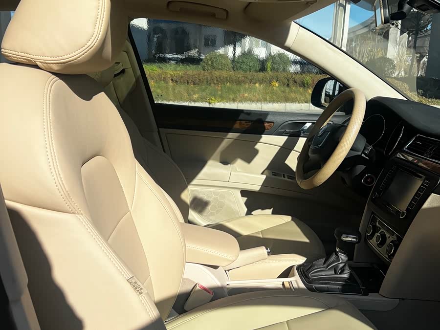 Skoda Superb 2013 car image #8