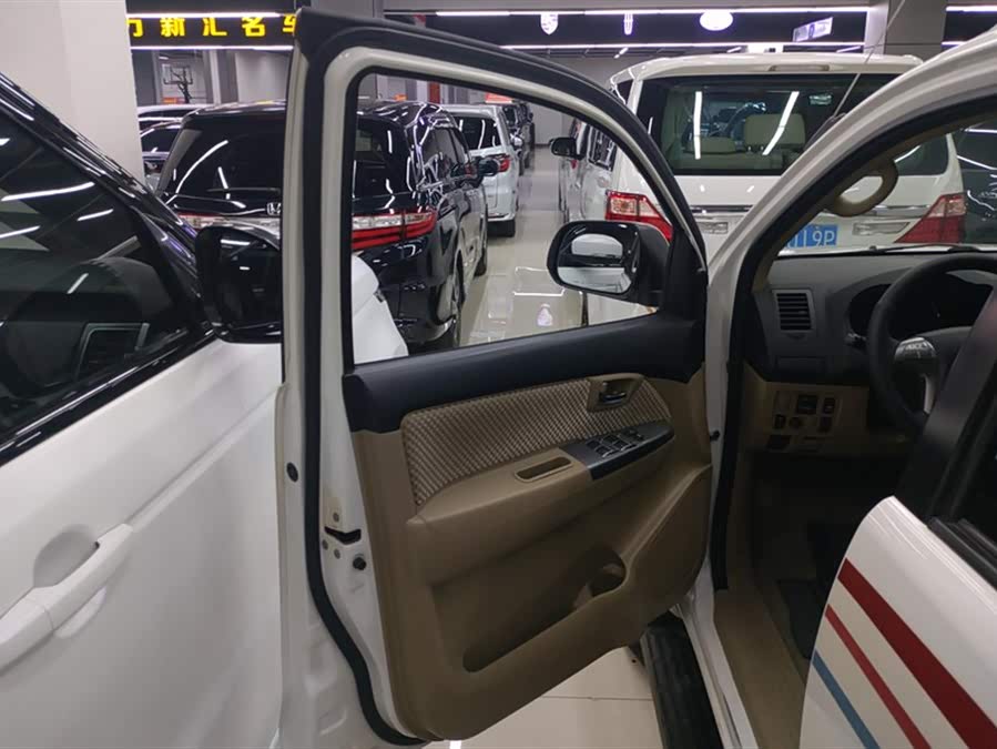 Toyota Fortuner 2016 immagine di auto #8