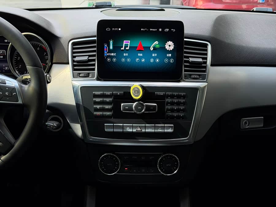 Mercedes-Benz M Class 2015 car image #8