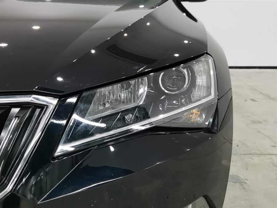 Skoda Superb 2018 car image #8