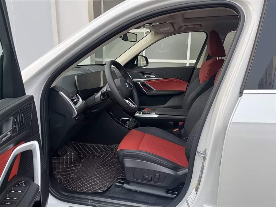 BMW iX1 2025 car image #8