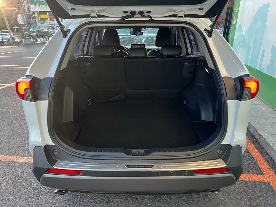 Toyota RAV4 2021 صورة سيارة #8