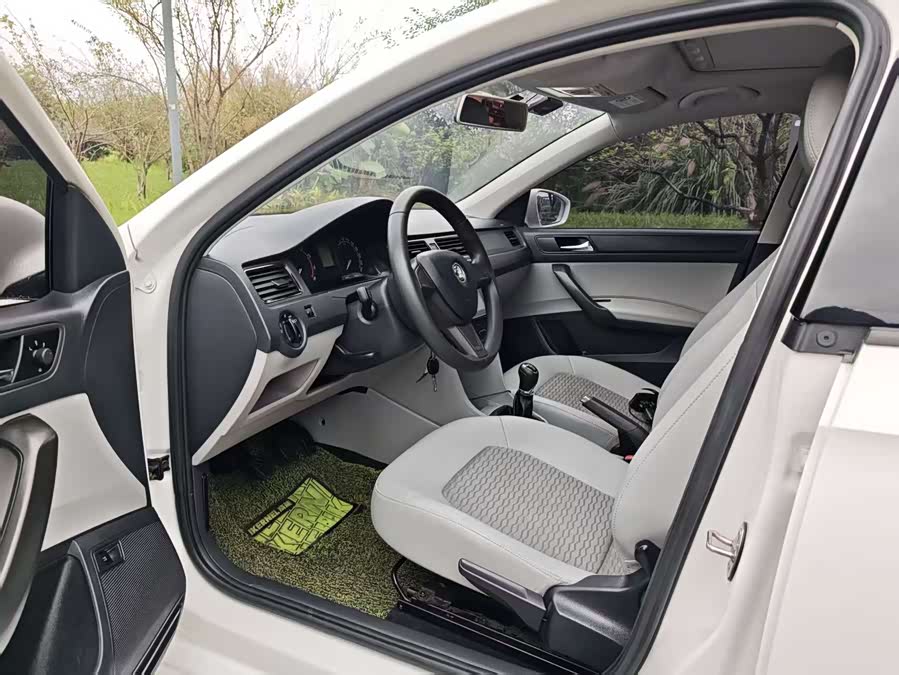 Skoda Rapid 2017 #8 Skoda Rapid 2017 car image #8
