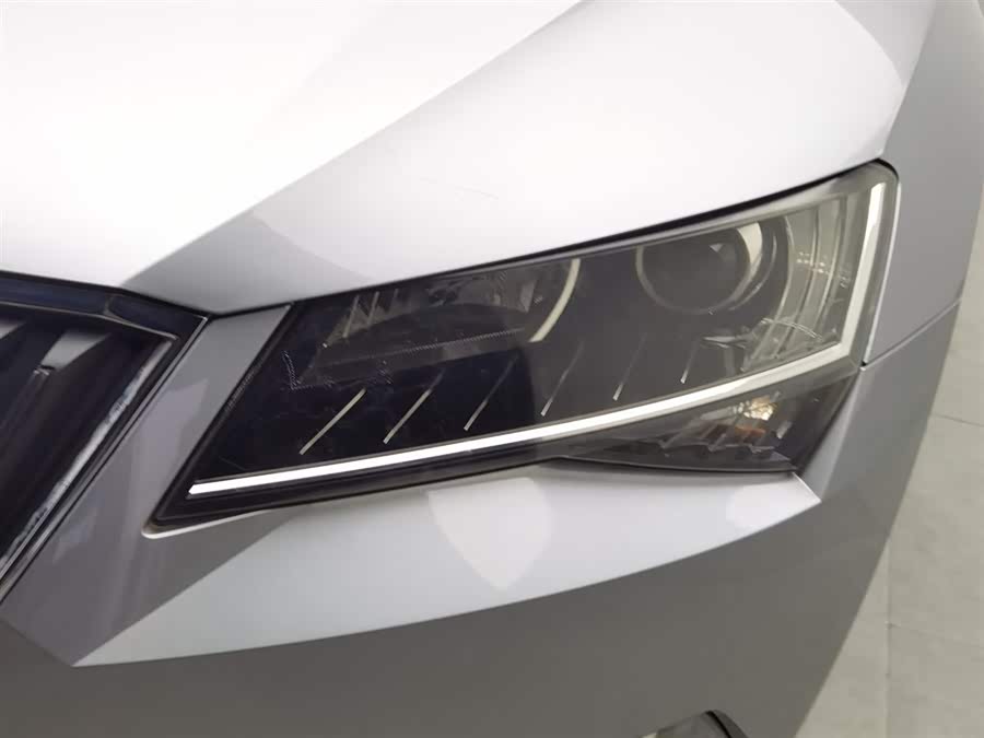 Skoda Superb 2017 car image #8