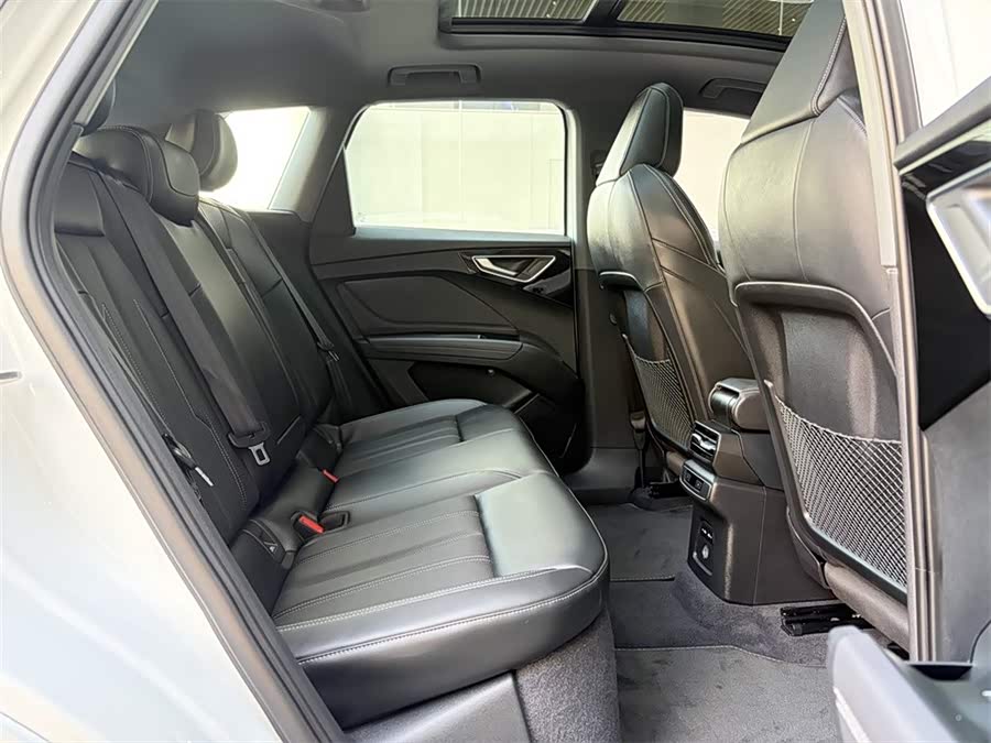 Audi Q4 e-tron 2024 immagine di auto #8