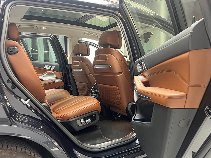 BMW X7 2024 car image #8
