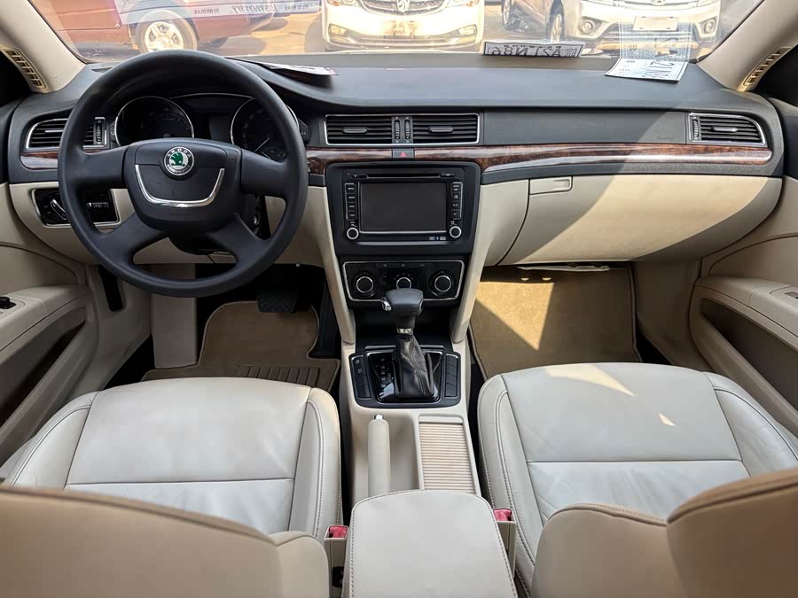 Skoda Superb 2013 car image #8