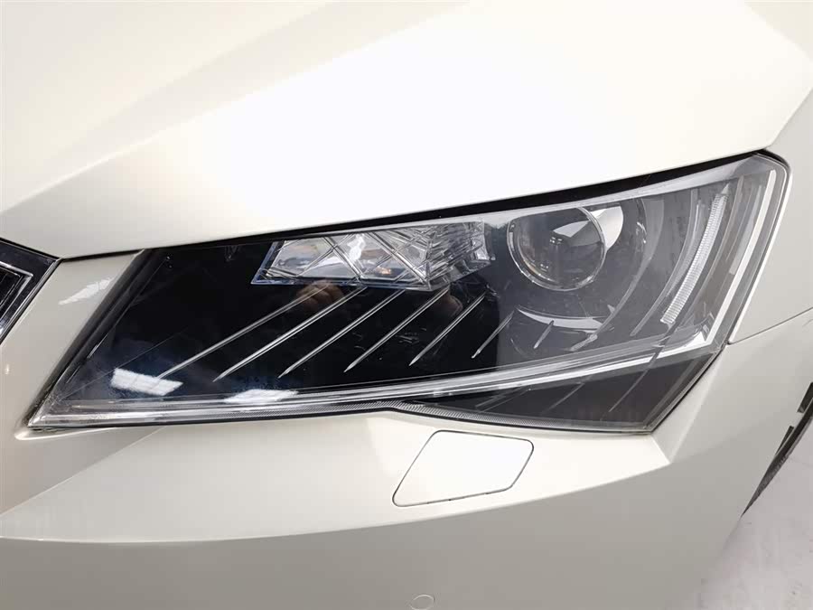Skoda Superb 2016 car image #8