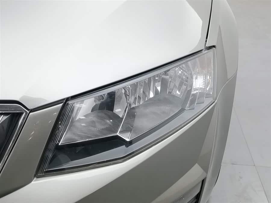 Skoda Octavia 2011 car image #8