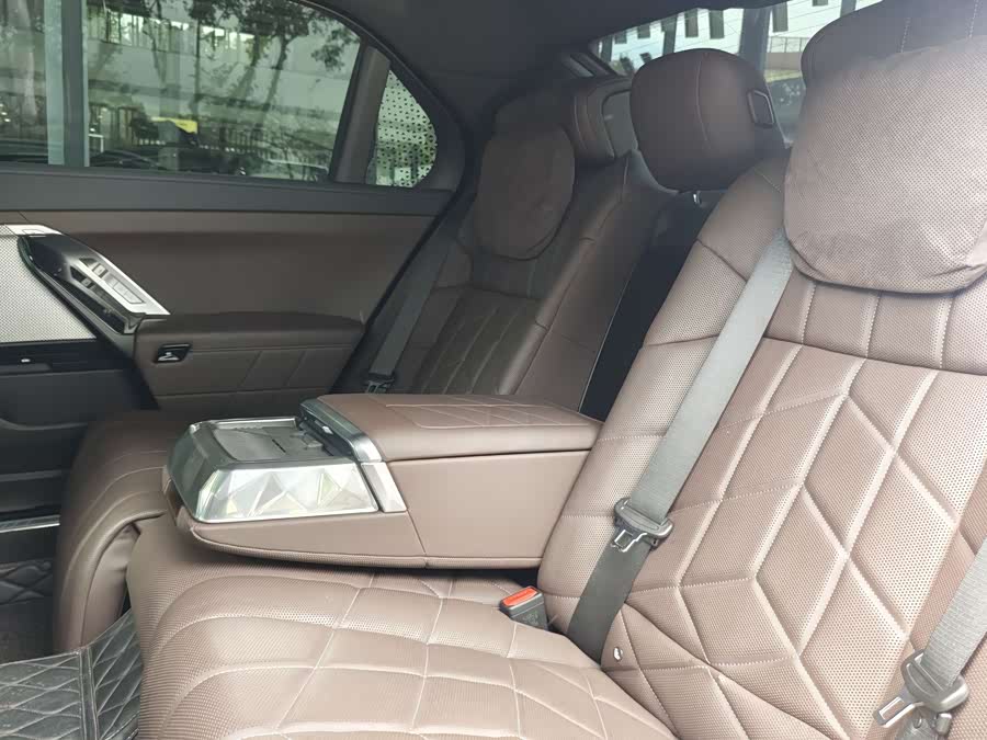 BMW 7 Series 2024 car image #8