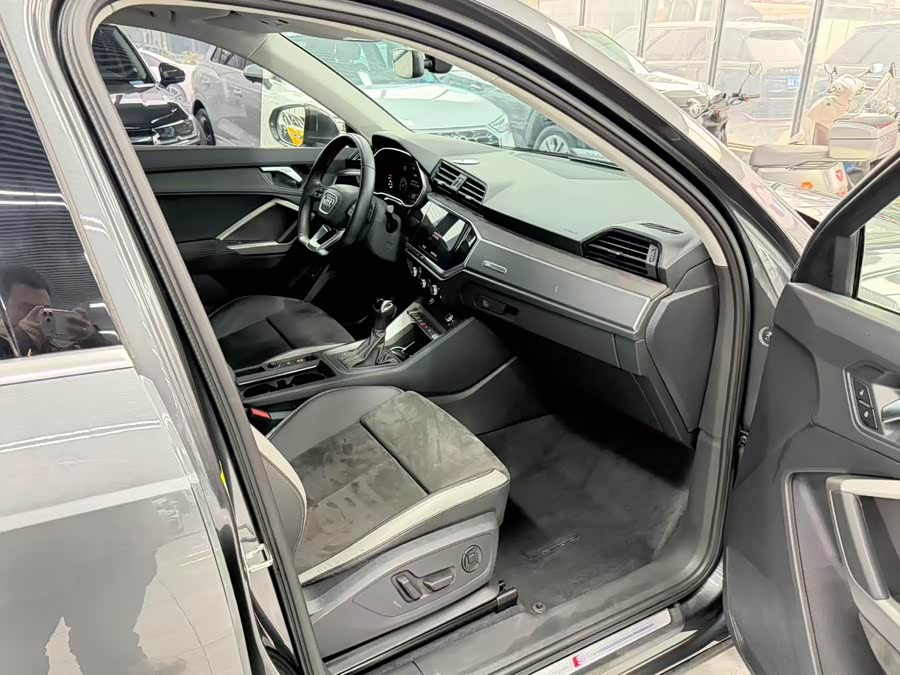 Audi Q3 2022 car image #8