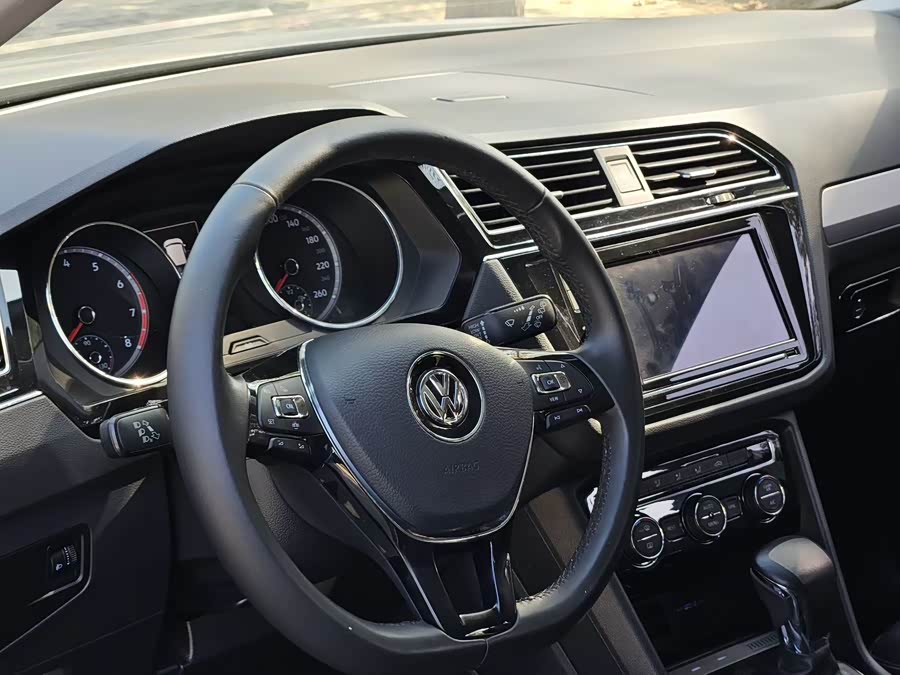 Volkswagen Tiguan L 2019 car image #8