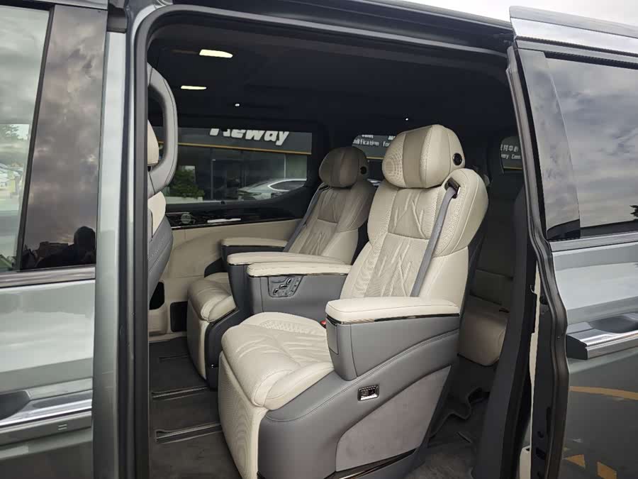 极氪 极氪009 2024 汽车图片 #8