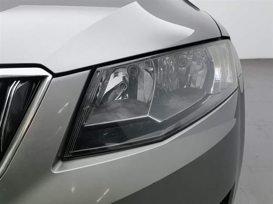 Skoda Octavia 2014 car image #8
