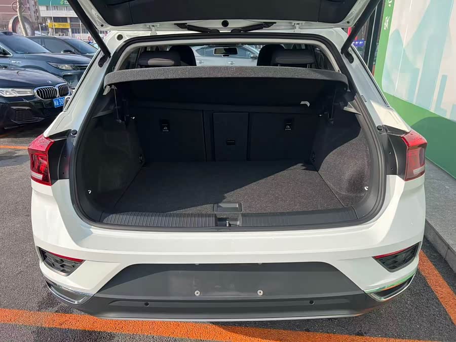 Volkswagen T-Roc 2023 car image #8