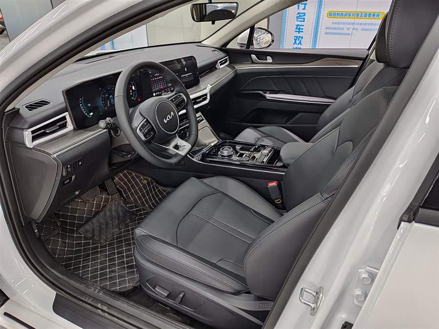 Kia K5 2025 car image #8