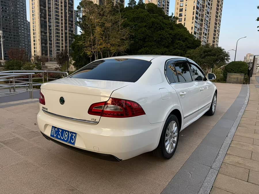 Skoda Superb 2010 car image #8