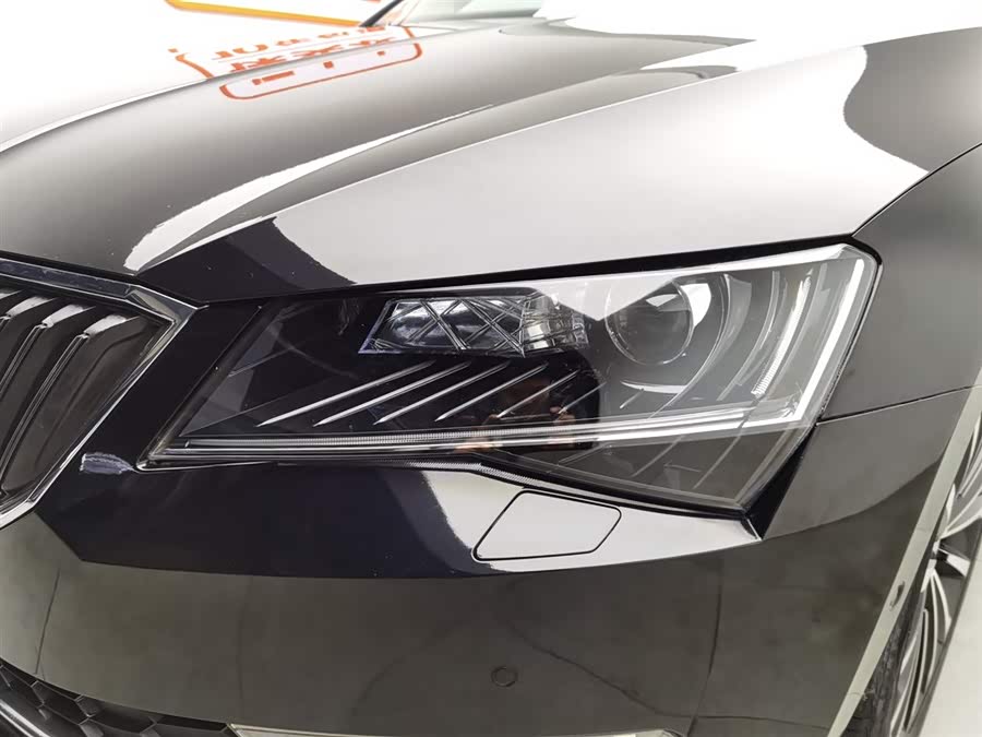 Skoda Superb 2018 car image #8