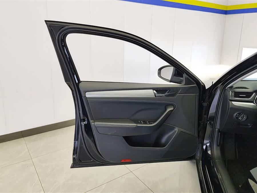 Skoda Superb 2024 car image #8
