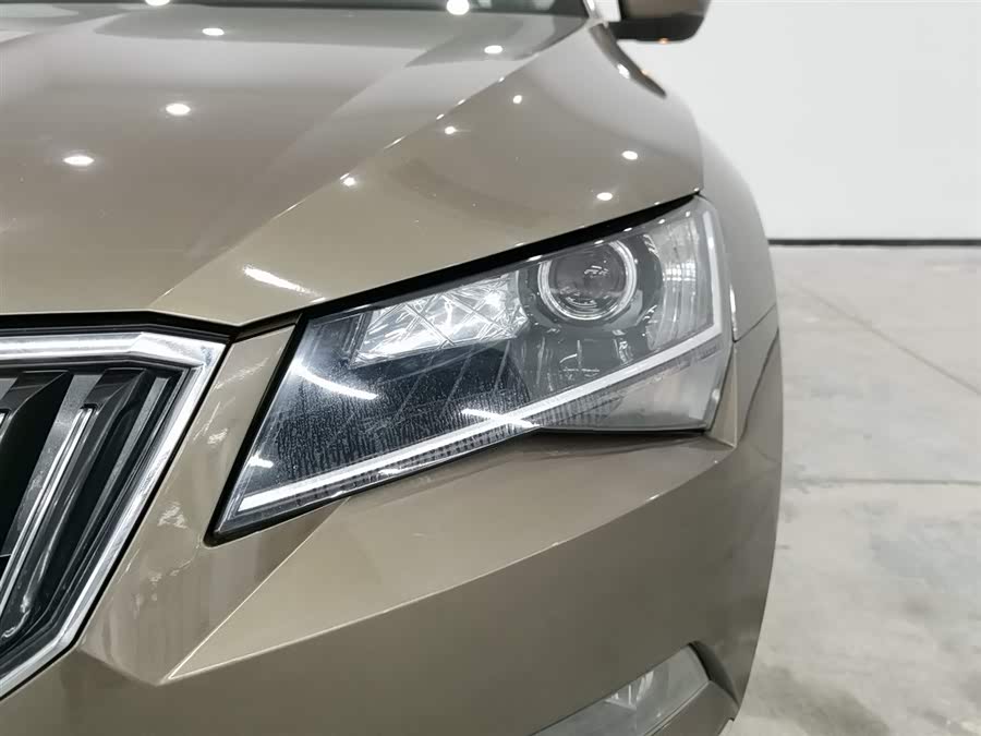 Skoda Superb 2016 car image #8