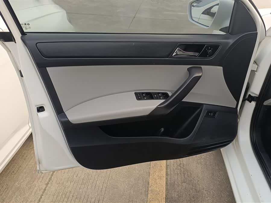 Skoda Rapid 2015 car image #8