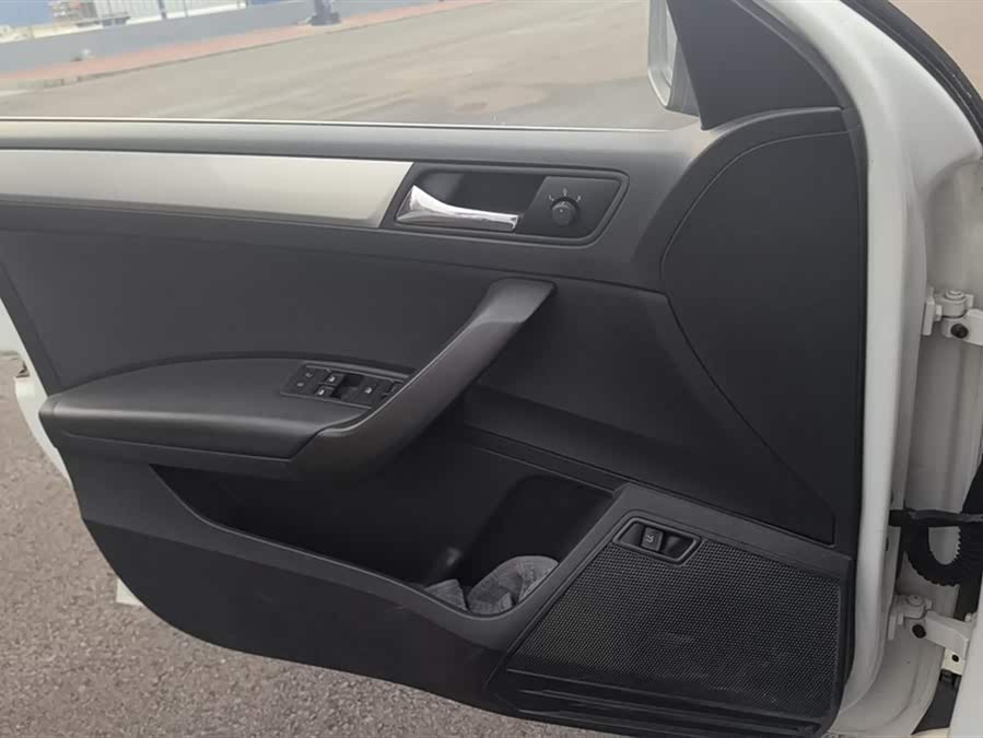 Skoda Rapid 2018 car image #8