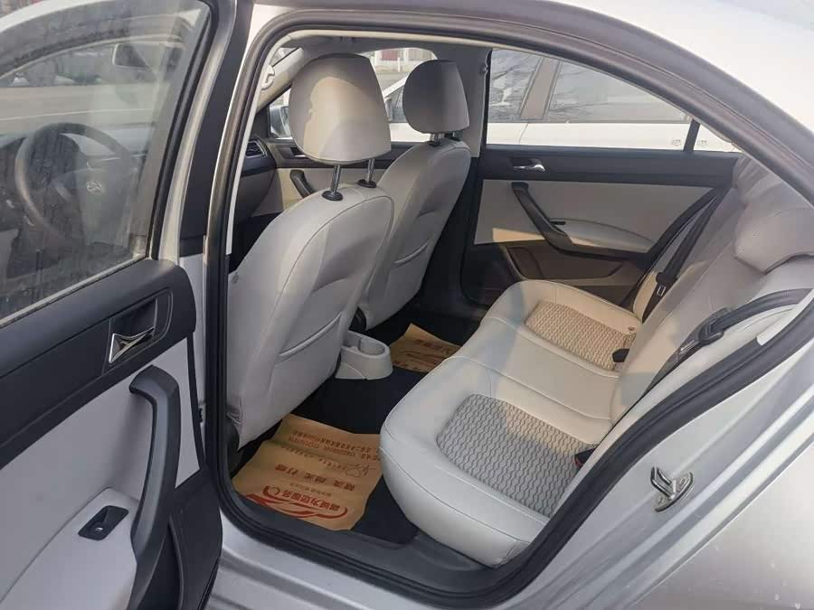 Skoda Rapid 2013 car image #8