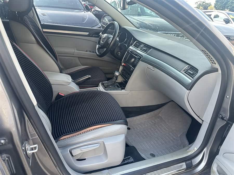 Skoda Superb 2011 imagen de coche #8