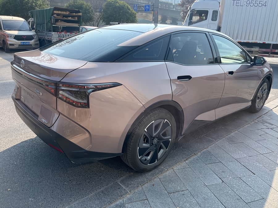 Toyota bZ3 2023 صورة سيارة #8