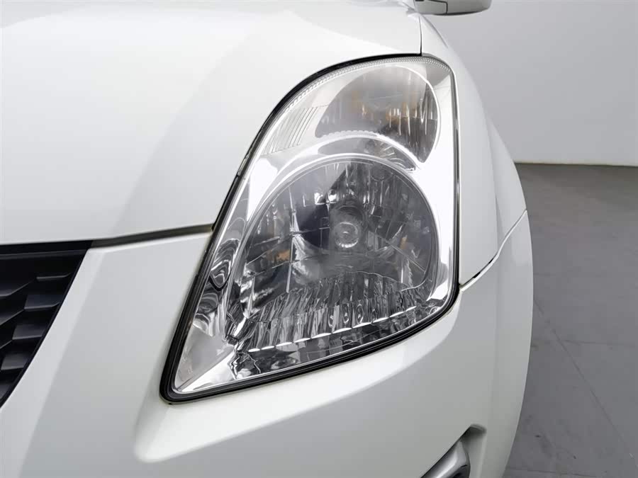 Suzuki Swift 2015 car image #8