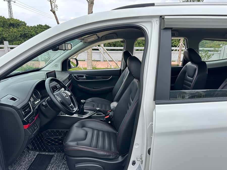 Forthing SX6 2020 #8 Forthing SX6 2020 car image #8