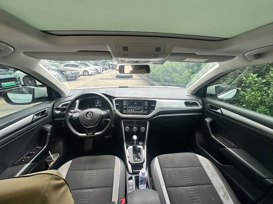 Volkswagen T-Roc 2021 car image #8