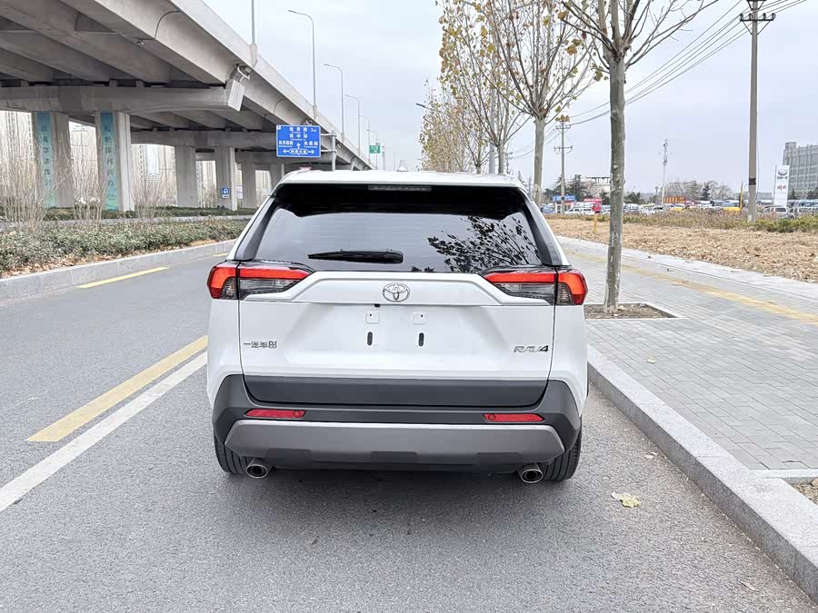 Toyota RAV4 2022 car image #8