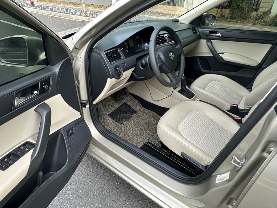 Skoda Rapid 2014 car image #8