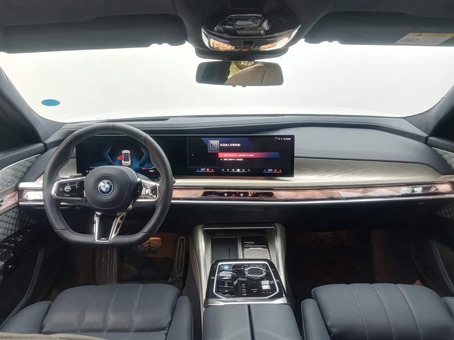 BMW i7 M70L 2025 car image #8