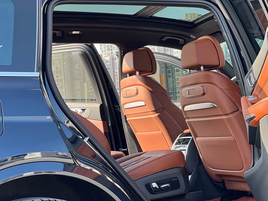 BMW X7 2024 car image #8