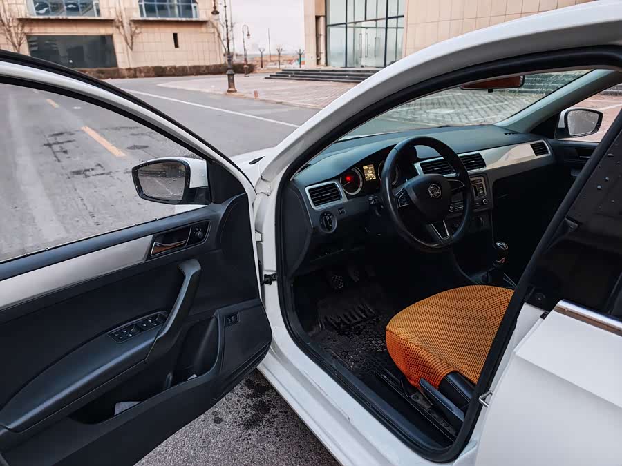 Skoda Rapid 2018 car image #8