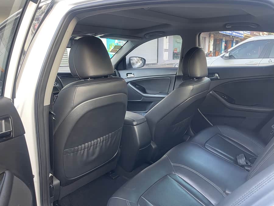 Kia K5 2012 car image #8