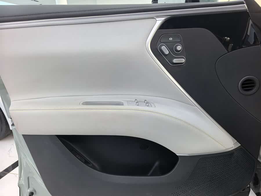 Avatr 11 2023 car image #8