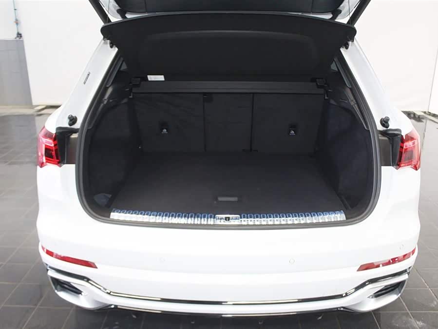 Audi Q3 2023 car image #8