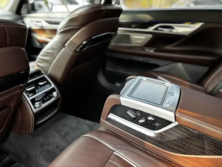 BMW 7 Series 2020 car image #8