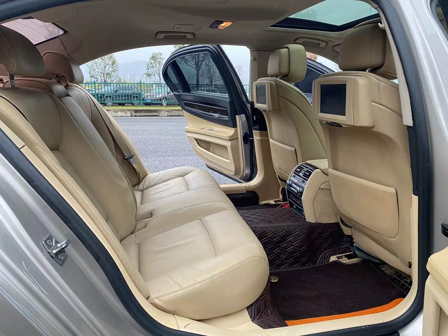 BMW 7 Series 2012 car image #8