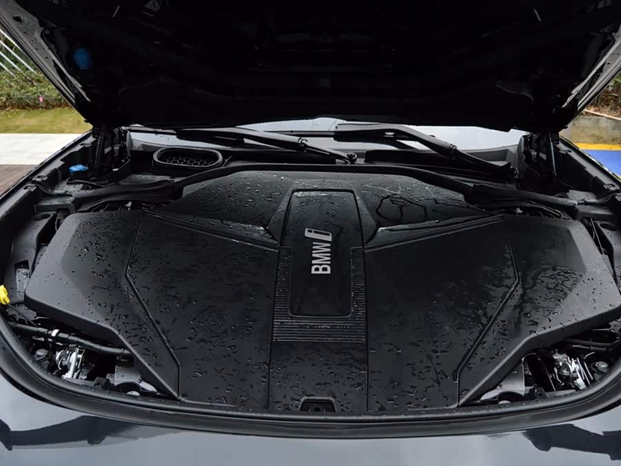 BMW i7 2025 #8 BMW i7 2025 car image #8